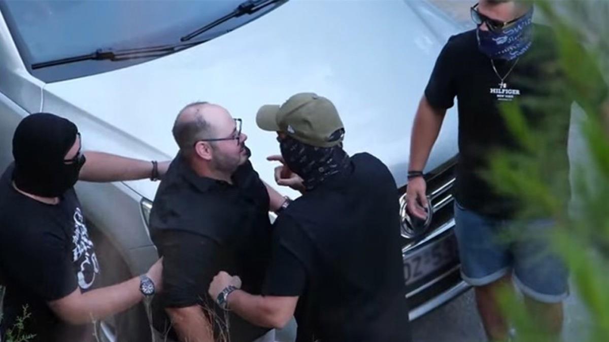 Η πιο... τρομακτική πρόταση γάμου: κουκουλοφόροι «ανάγκασαν» τον γαμπρό να τη ζητήσει σε γάμο!