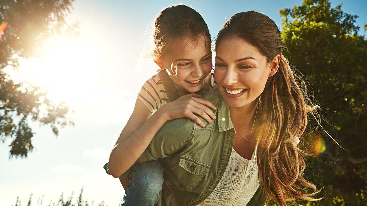 10 συμβουλές ειδικών  για να μεγαλώσουμε χαρούμενα παιδιά!