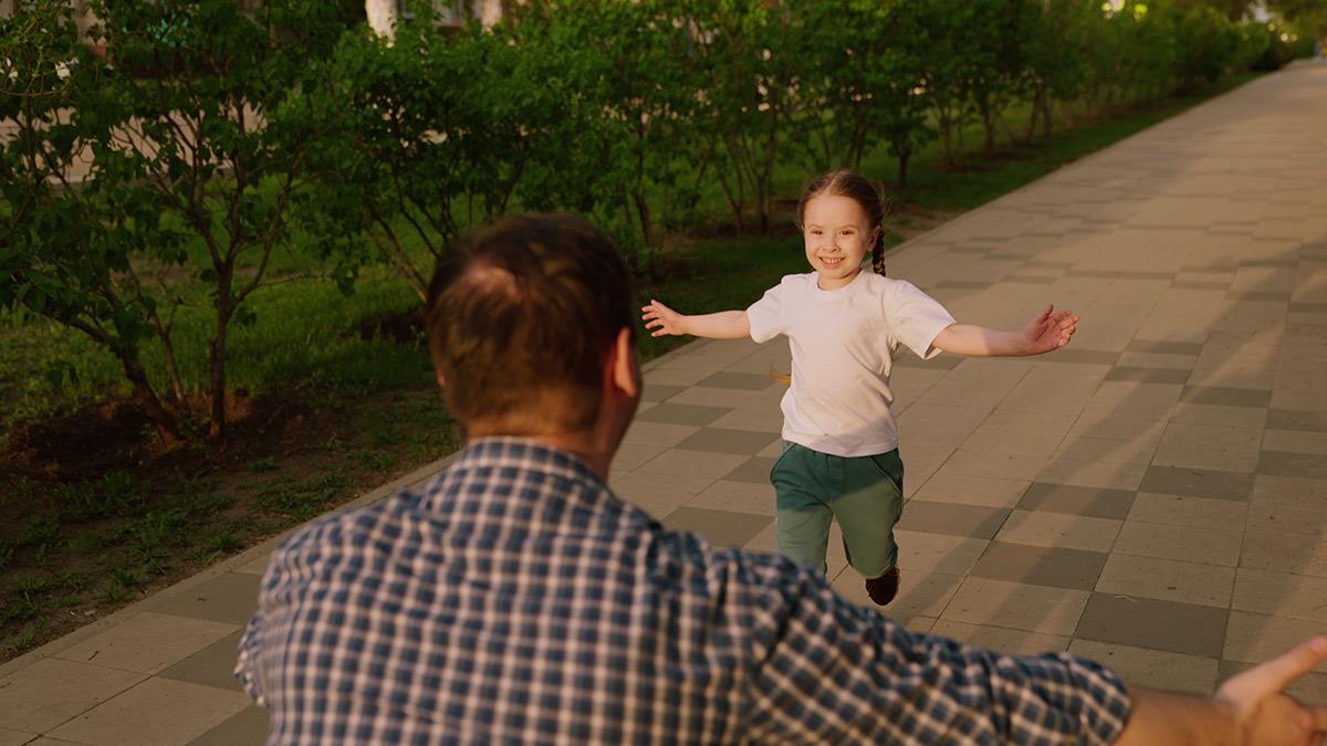 «Ευτυχία είναι όταν γυρνάει ο μπαμπάς από τη δουλειά και η κόρη μου τρέχει στην αγκαλιά του»