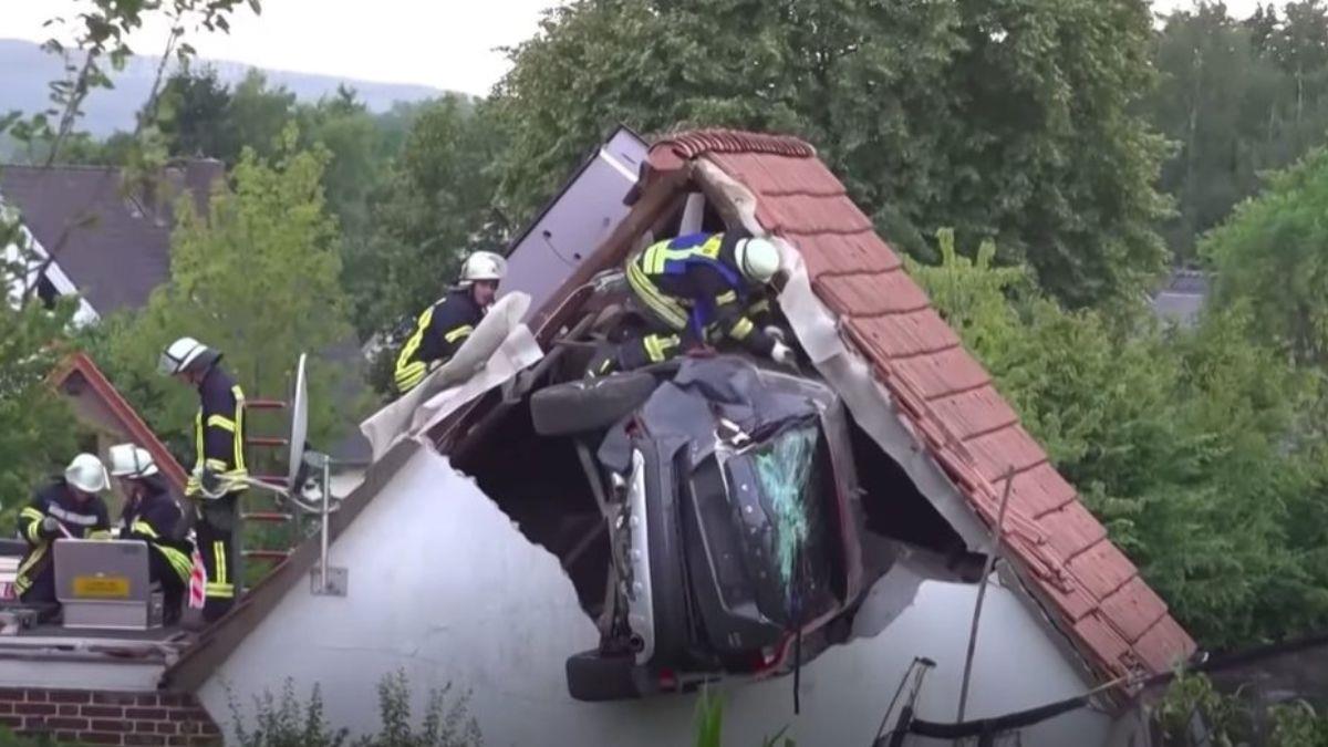 Γερμανία: αυτοκίνητο εξετράπη, χτύπησε παιδί σε τραμπολίνο και κατέληξε σε στέγη