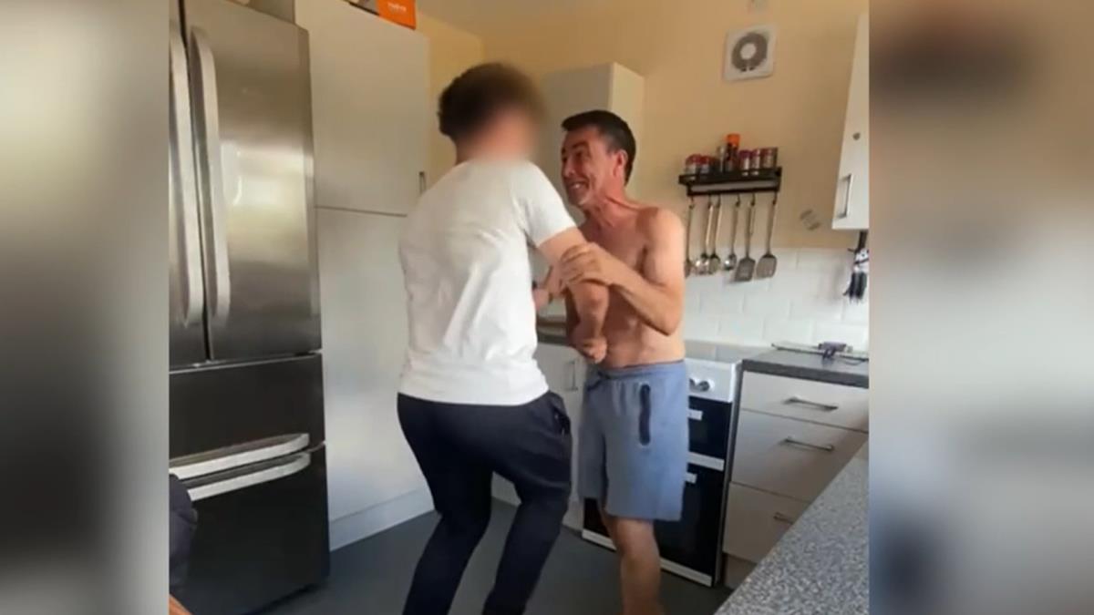 Καρκινοπαθής μπαμπάς που μεγαλώνει μόνος τα 2 παιδιά του, κέρδισε 1 εκατ. ευρώ!