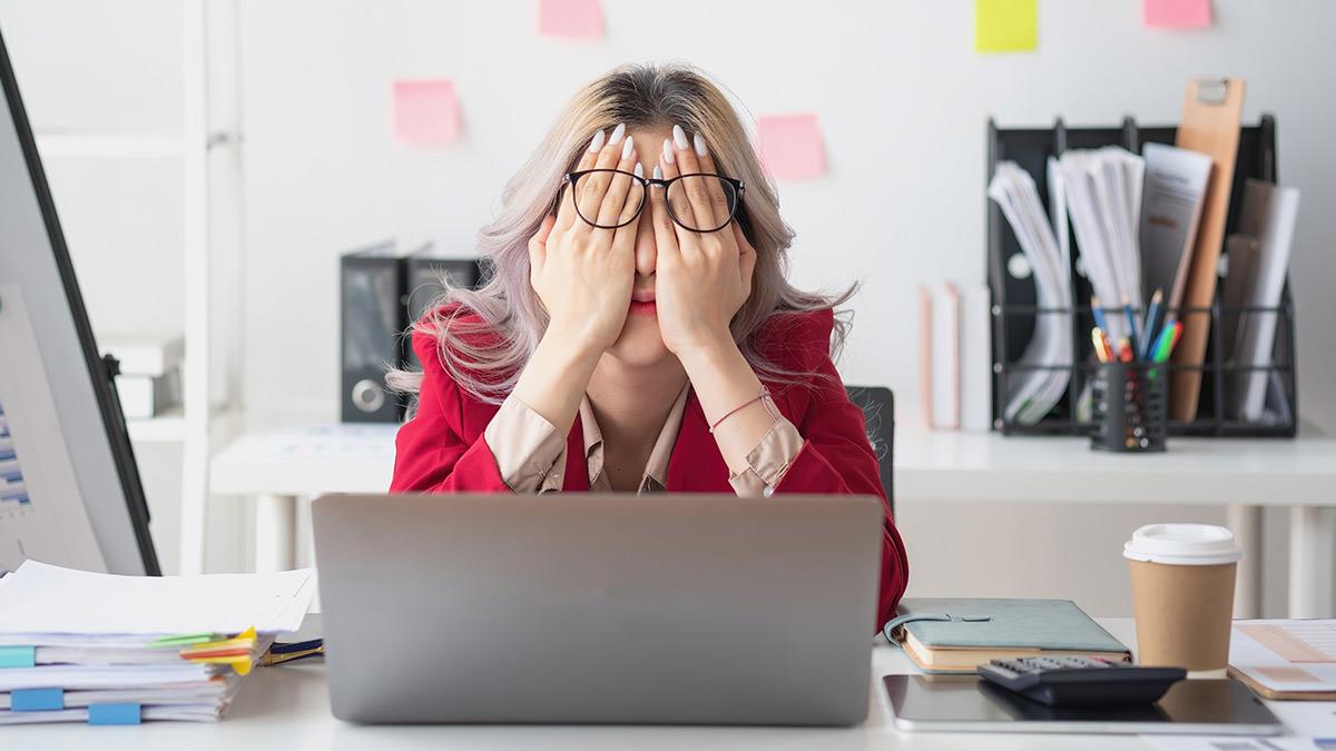 Σύνδρομο επαγγελματικής εξουθένωσης: πώς θα καταλάβεις ότι πρέπει επειγόντως να ηρεμήσεις