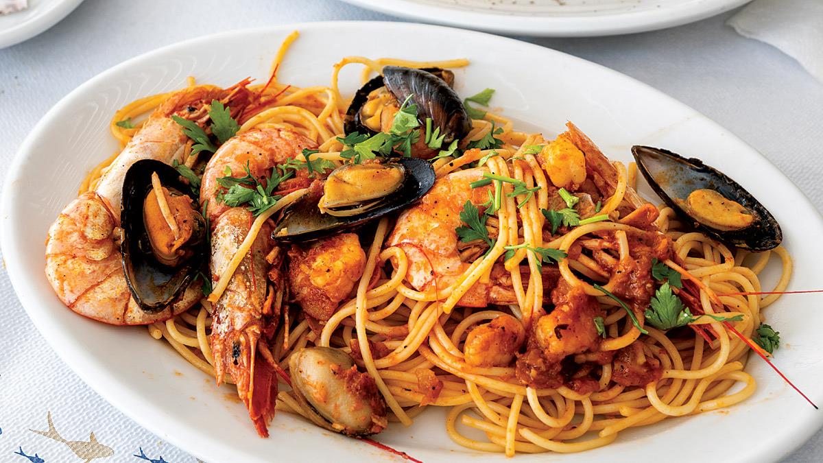 Μακαρονάδα του ψαρά, με θαλασσινά και ντομάτα: μια συνταγή με άρωμα… Ελλάδας!