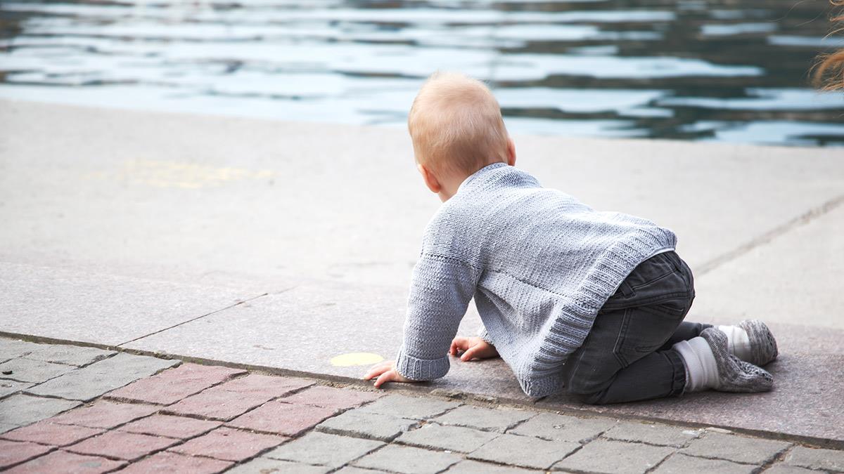 Θεσσαλονίκη: μωράκια 1 και 2 ετών βρέθηκαν να μπουσουλάνε μόνα τους στον δρόμο!