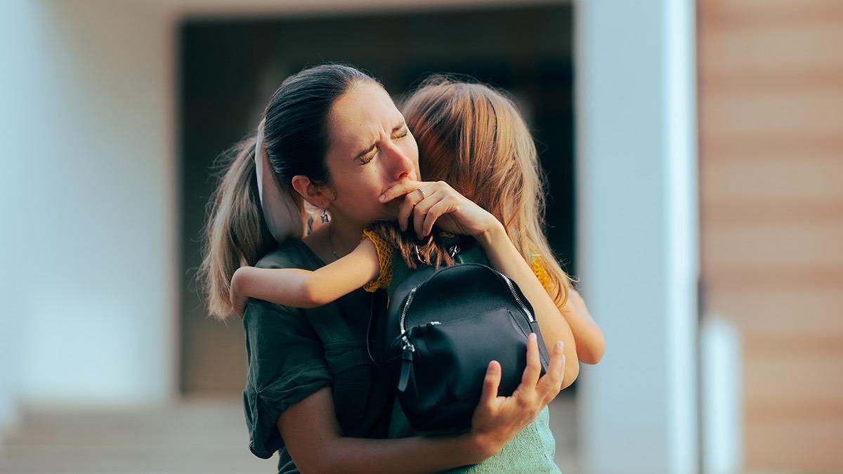 Πρώτες μέρες σχολείο: όταν η μαμά δυσκολεύεται πιο πολύ από το παιδί