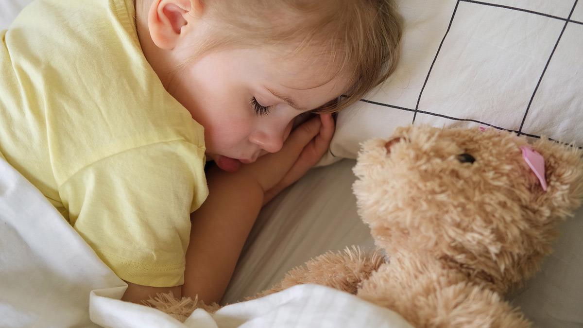 Ρουτίνα ύπνου μετά τις διακοπές: πώς να προσαρμοστούν τα παιδιά χωρίς γκρίνια