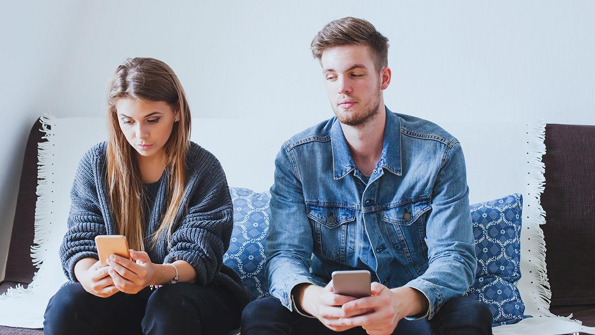 «Μη ρωτάς, μη λες»: είναι η ανειλικρίνεια η νέα μόδα στις σχέσεις;