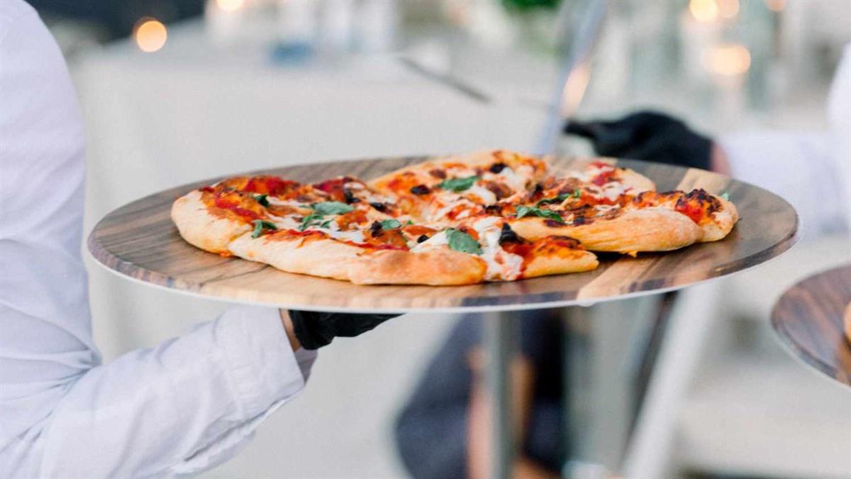 Καλεσμένοι παρήγγειλαν πίτσα σε γάμο επειδή τους άφησαν... 8 ώρες νηστικούς!