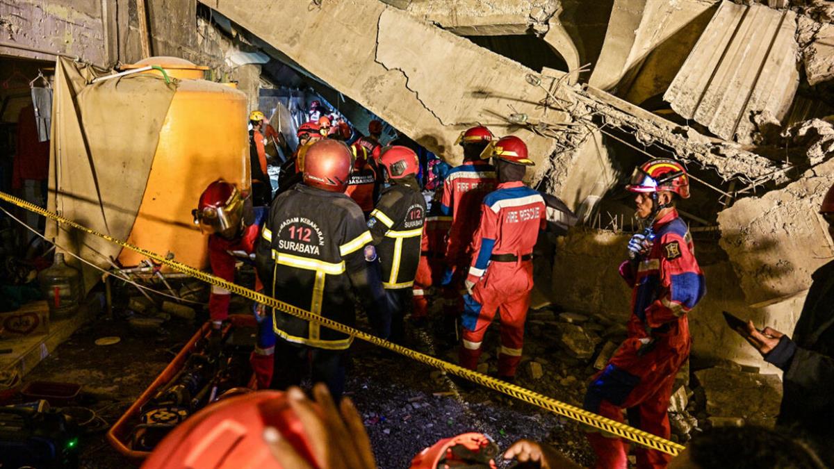 Κατάρρευση σχολείου στην Ινδονησία: 3 μαθητές νεκροί - 91 θαμμένοι στα ερείπια