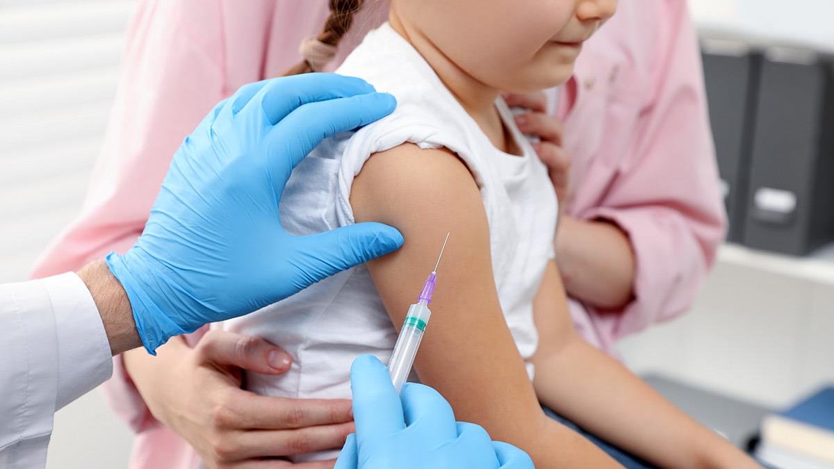 Πώς θα εμβολιαστούν φέτος τα παιδιά για την γρίπη: οι νέες συστάσεις του υπ. Υγείας