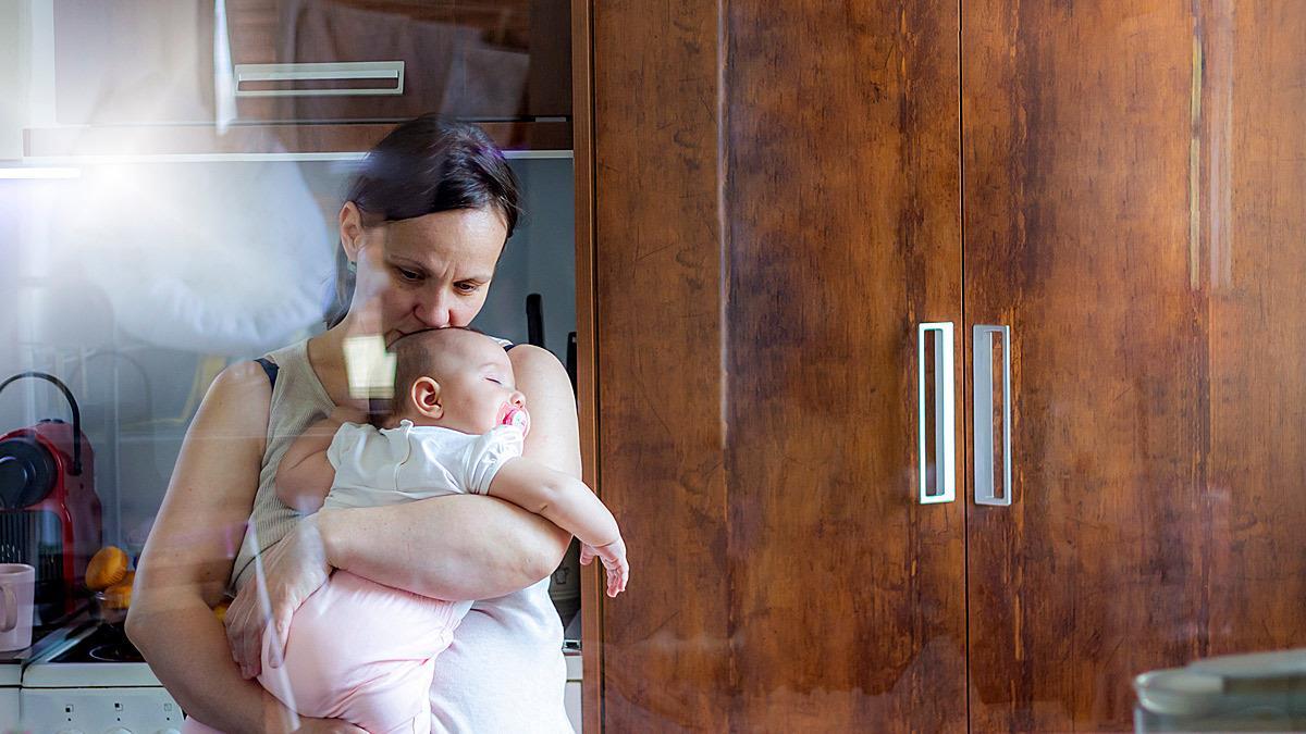 «Όταν μια γυναίκα ασχολείται με οικιακά, σχεδόν πάντοτε το λέει χαμηλόφωνα...»