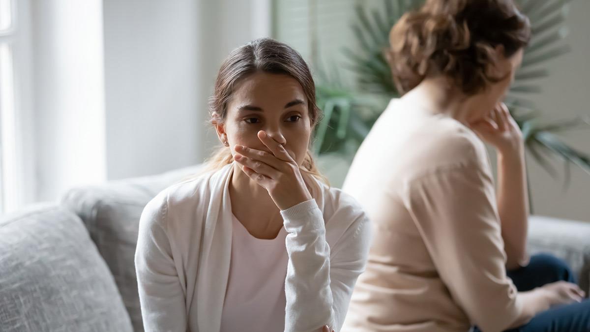 Η πεθερά μου εκθειάζει συνεχώς την πρώην του άντρα μου επίτηδες. Πώς να της απαντάω;