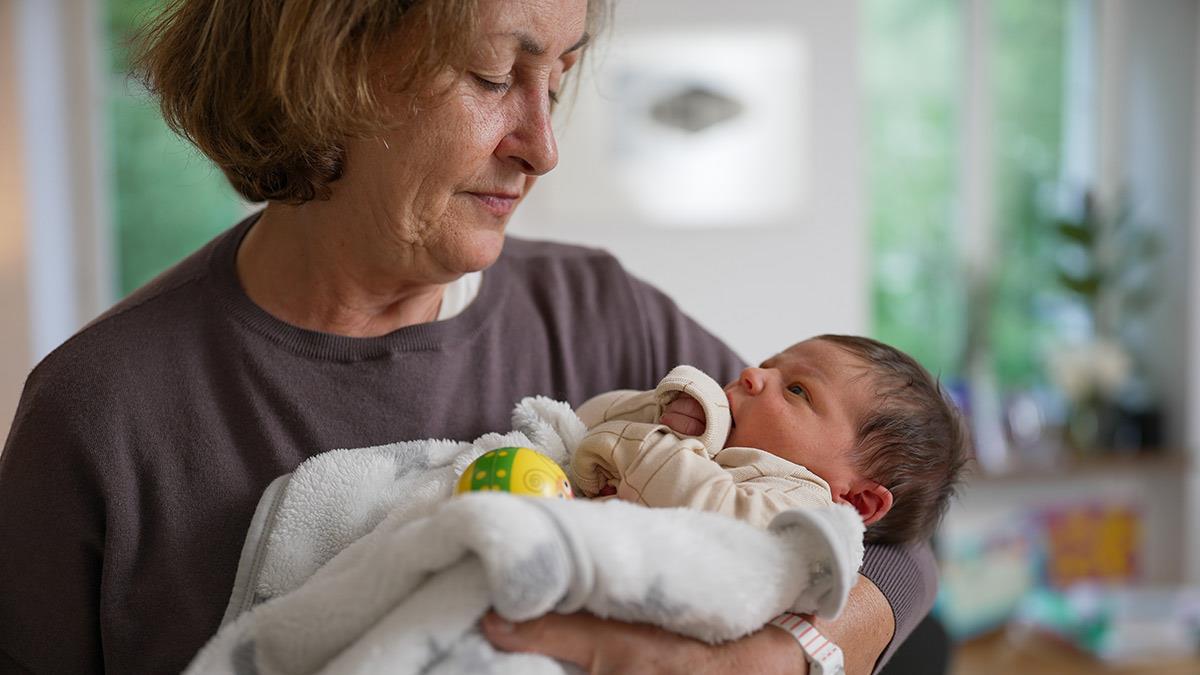 Αποκτούμε εγγόνια σε όλο και μεγαλύτερη ηλικία κι αυτό δυσκολεύει όλη την οικογένεια