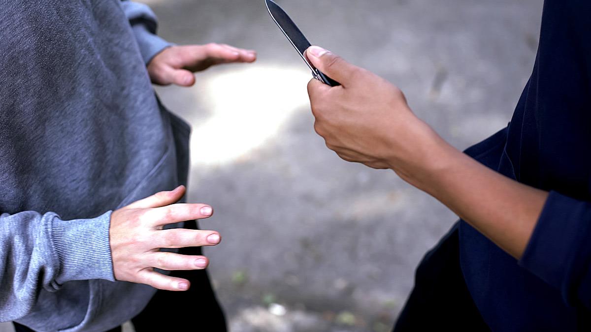 17χρονος μαχαίρωσε συνομήλικό του στον λαιμό - τσακώθηκαν για το ποδόσφαιρο! 