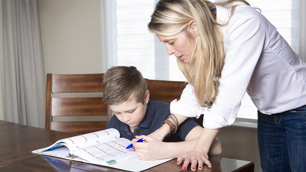 Μ. Μοντεσσόρι: «μην βοηθάς ένα παιδί σε μια εργασία όταν μπορεί να τα καταφέρει μόνο του»