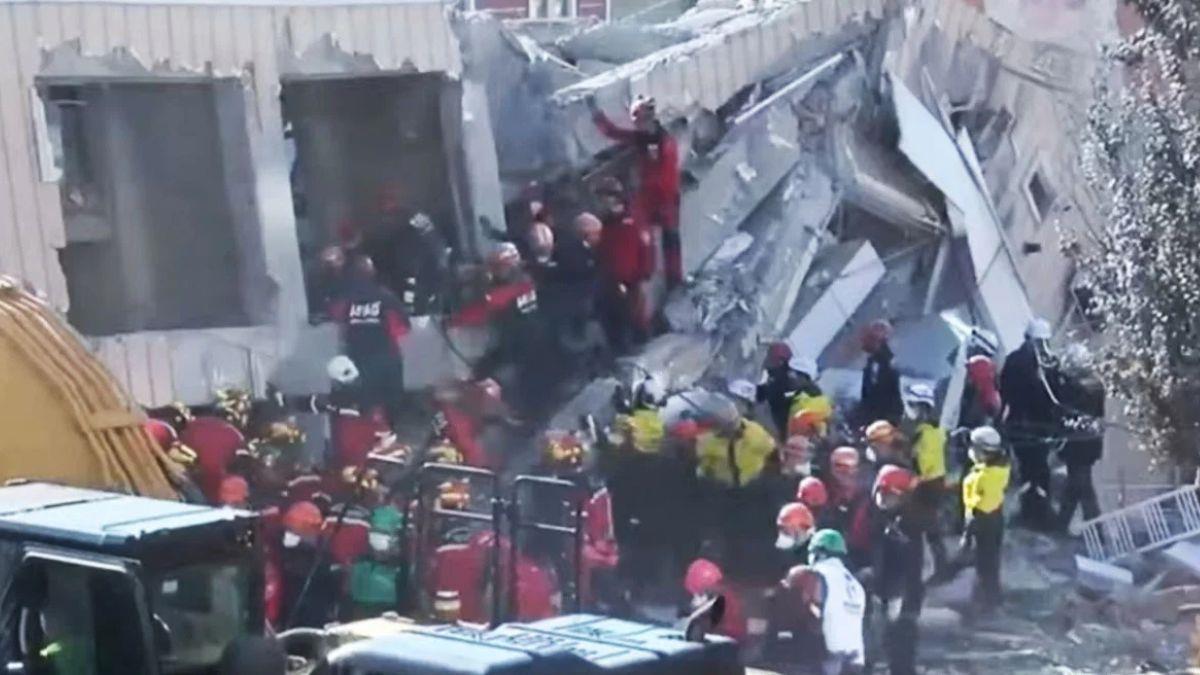 Κωνσταντινούπολη: 2 αδελφάκια ανασύρθηκαν νεκρά από τα συντρίμμια κτιρίου που κατέρρευσε!