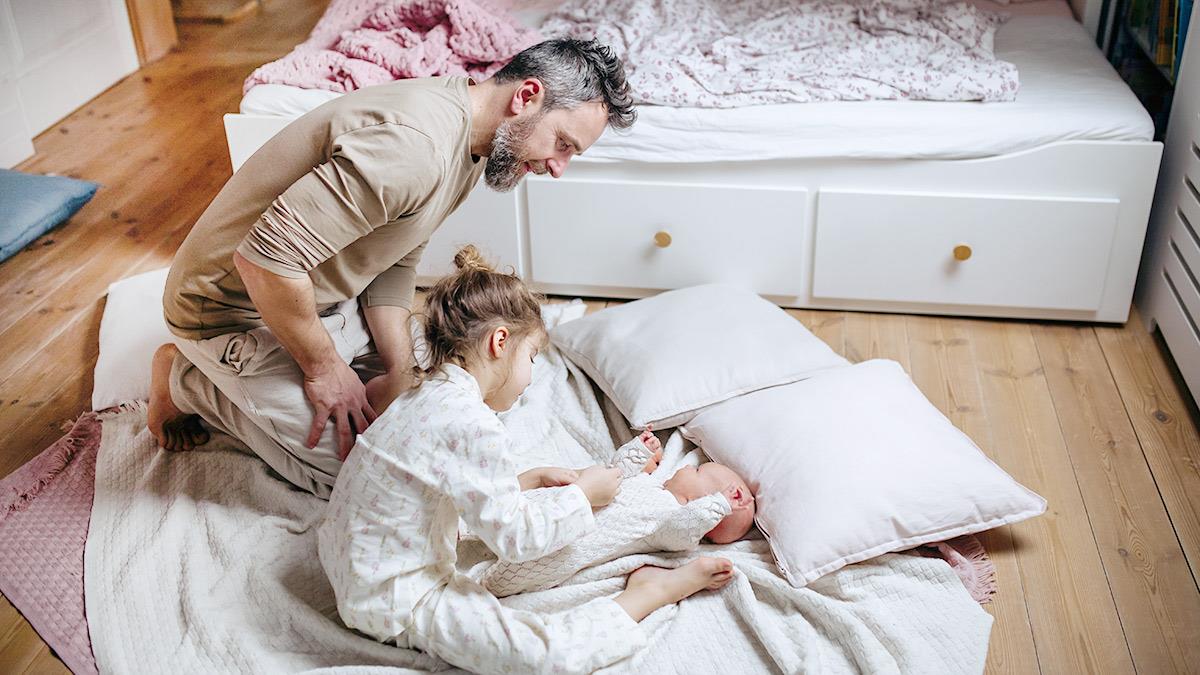 Γονεοποίηση: όταν τα μεγαλύτερα αδέρφια αναλαμβάνουν βάρη γονιού