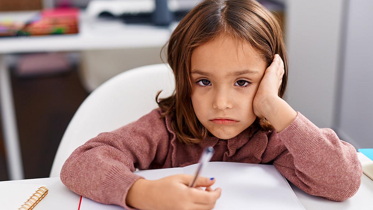 «Βαριέμαι να διαβάσω»: 5 στρατηγικές για να στρωθεί στο διάβασμα χωρίς φωνές και φασαρίες