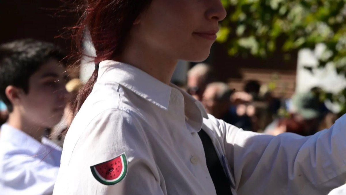 Μαθήτρια με καρπούζι: «γιατί να γιορτάζουμε το δικό μας ΟΧΙ και να μη λέμε ΟΧΙ σε καθετί άδικο;»