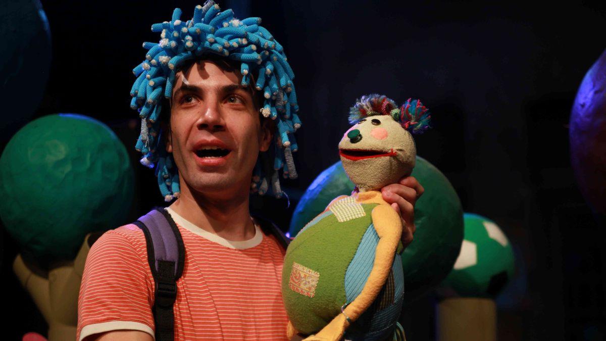 Κερδίστε διπλές προσκλήσεις για την παράσταση «Το Αγόρι με τα Μπλε Μαλλιά» στις 30/11