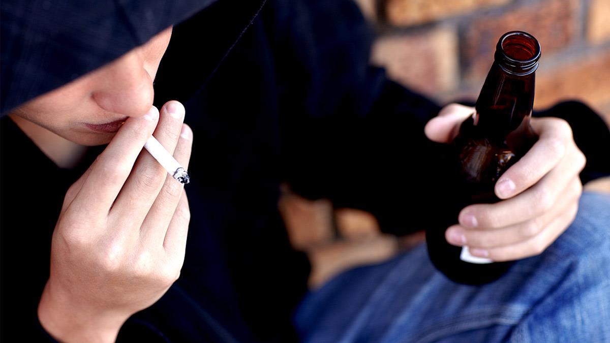 «Φρένο» σε αλκοόλ και τσιγάρα για ανηλίκους: πώς θα επαληθεύεται η ηλικία