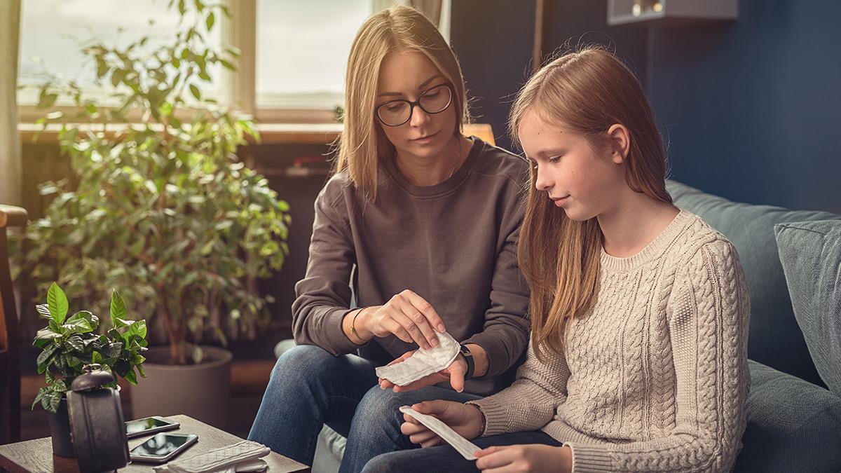 Μιλώντας πρώτη φορά για την περίοδο: πώς να βοηθήσεις την κόρη σου να νιώσει άνετα