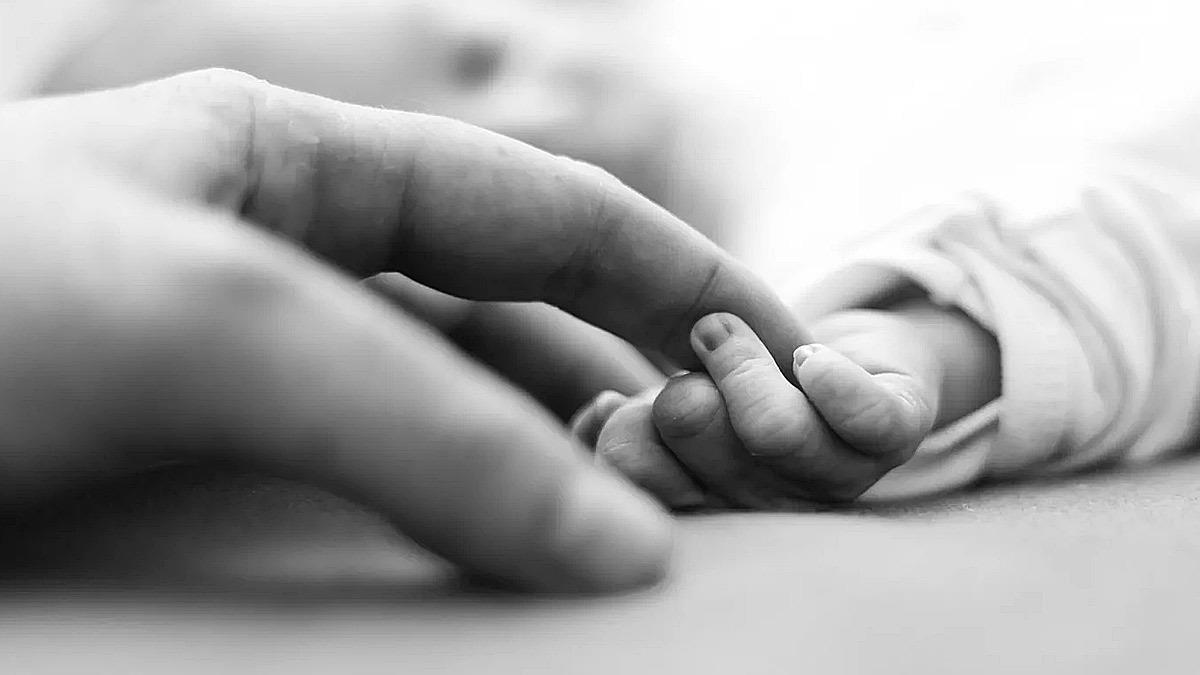 Κρήτη: 2χρονο κοριτσάκι πέθανε ξαφνικά στην αγκαλιά της μαμάς του