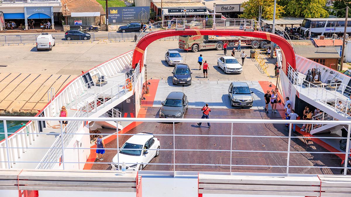 Ξυλοκόπησε τη γυναίκα του σε φέρι μποτ, μπροστά στα μάτια των παιδιών του!