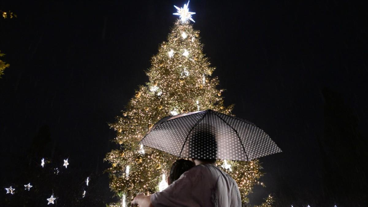 Χριστούγεννα 2025: η Αθήνα φόρεσε τα γιορτινά της και... λάμπει από ομορφιά!