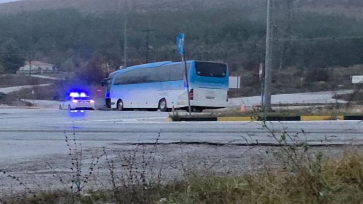Λεωφορείο της ΔΕΗ που εξετράπη: νεαρός έσωσε 25 ανθρώπους όταν ο οδηγός έπαθε ανακοπή