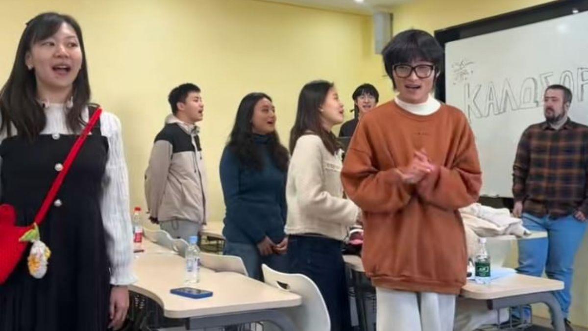 Κινέζοι φοιτητές τραγουδούν σε άπταιστα ελληνικά το «Άσπρα καράβια τα όνειρά μας»!