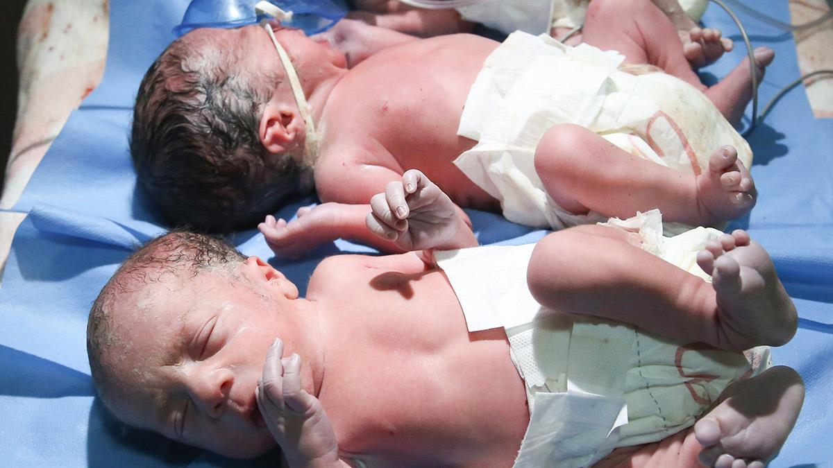 3 αδέρφια έγιναν μπαμπάδες την ίδια μέρα, με λίγες ώρες διαφορά!