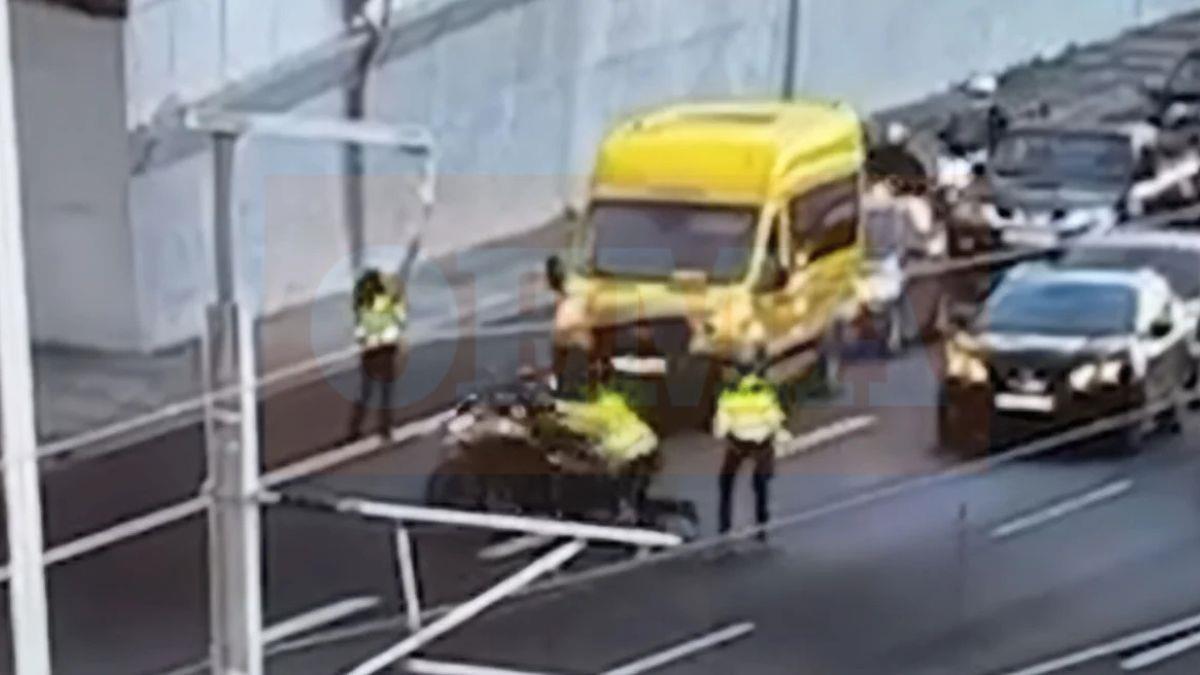 Αττική Οδός: οδηγός μηχανής παρέσυρε τροχονόμο προσπαθώντας να σπάσει μπλόκο!