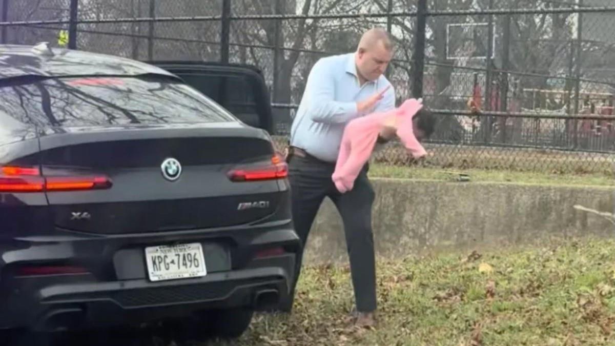 Αστυνομικός έσωσε μωρό που πνίγηκε στο αυτοκίνητο, ενώ πήγαινε βόλτα με τον μπαμπά του