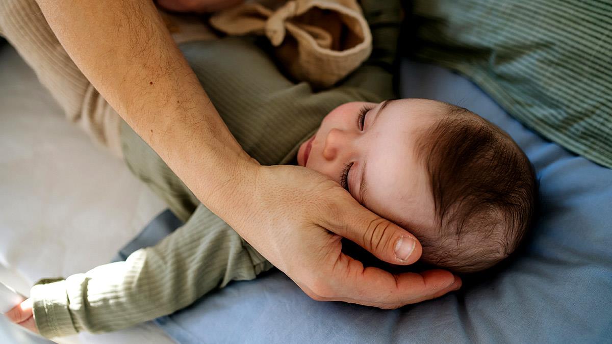 Ο 14 μηνών γιος μου θέλει ξαφνικά να κοιμάται μαζί μας