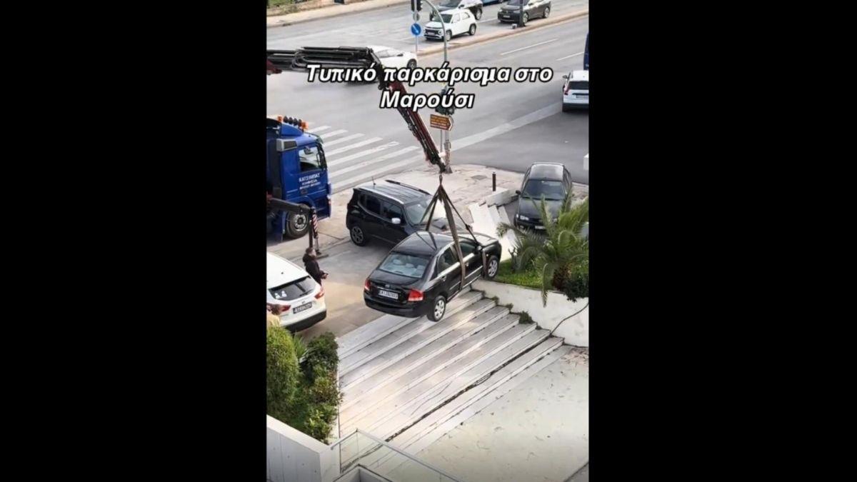 Ηλικιωμένη πάρκαρε μέσα σε εμπορικό κέντρο - κάλεσε γερανό να βγάλει το αυτοκίνητο!