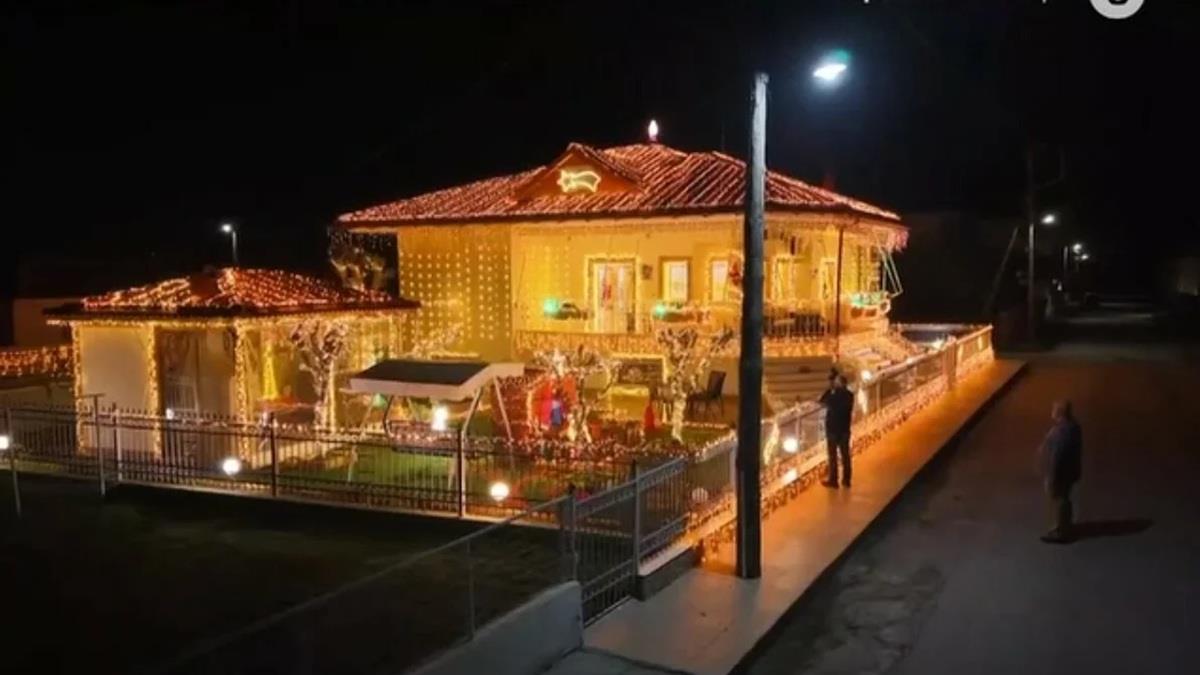 Στόλισε το σπίτι με 20.300 λαμπιόνια για τη γυναίκα του που έφυγε από τη ζωή