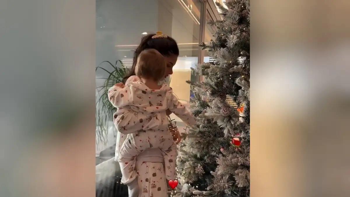 Η Αλεξάνδρα Νίκα στόλισε το χριστουγεννιάτικο δέντρο αγκαλιά με τον γιο της