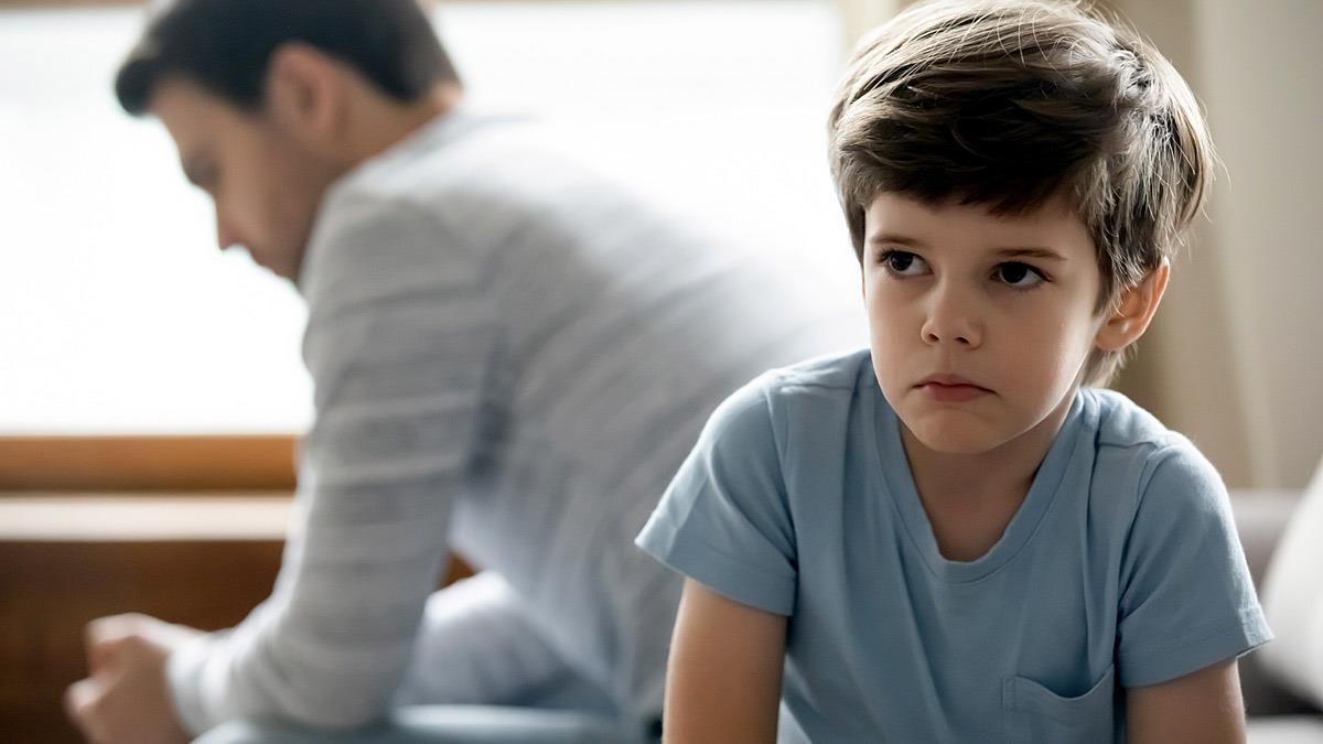 Ο γιος μου δεν θέλει να έχει καμία σχέση με τον πατέρα του μετά το διαζύγιο. Πώς να το χειριστώ;