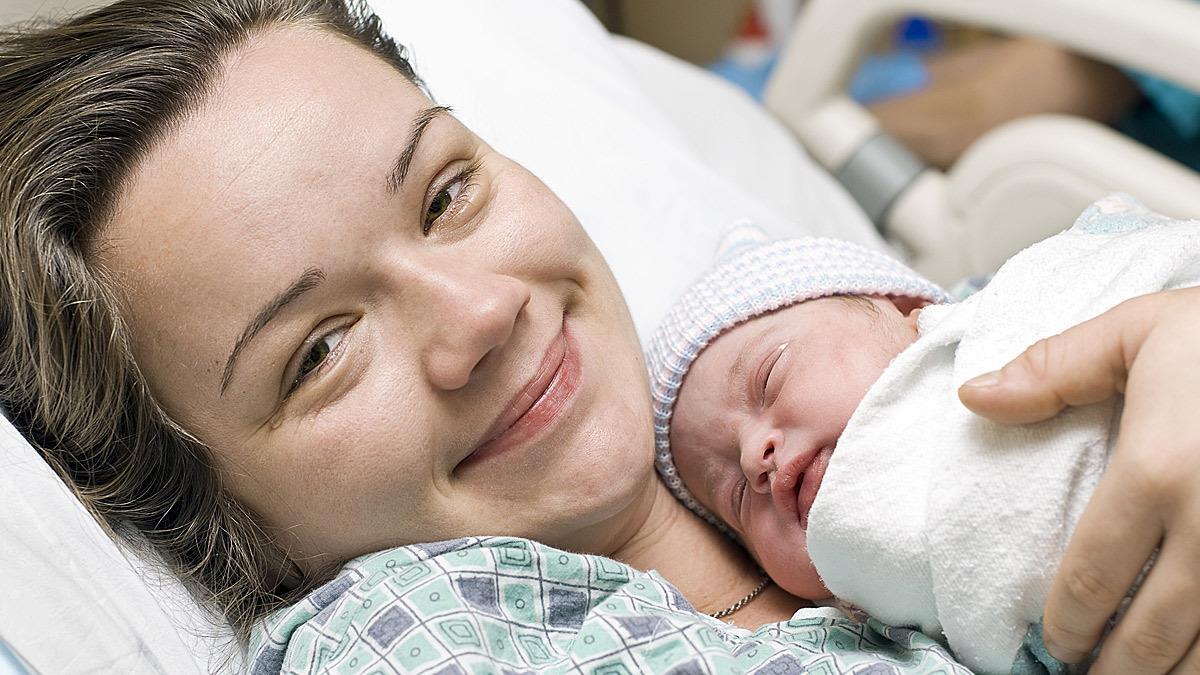 Matrescence: η στιγμή που γεννιέται η «μαμά» μέσα μας