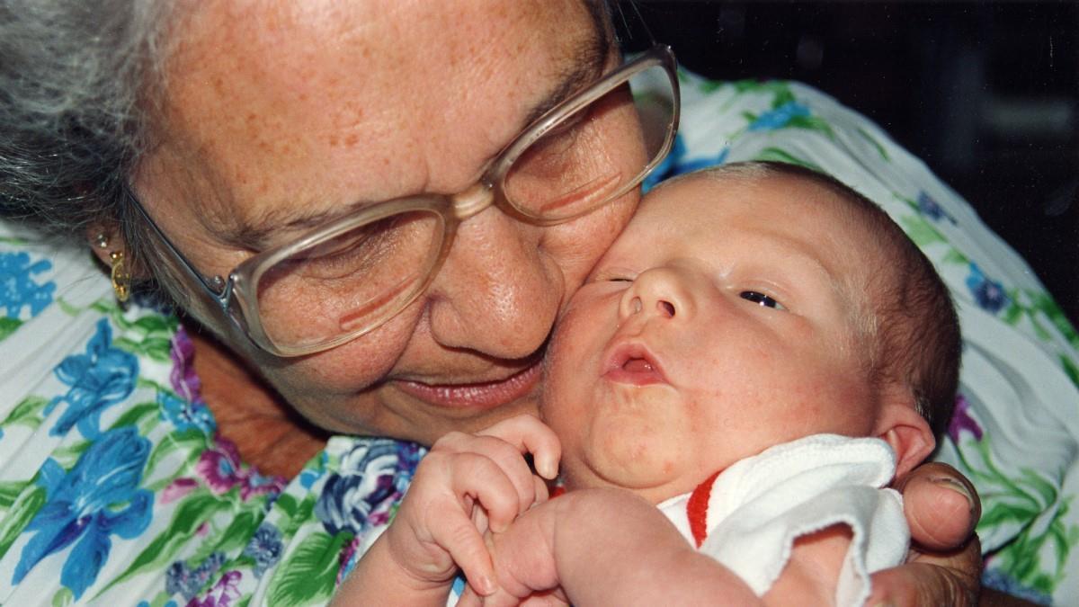 Έρευνα: οι γιαγιάδες νιώθουν μεγαλύτερη χαρά όταν βλέπουν τα εγγόνια τους παρά τα παιδιά τους