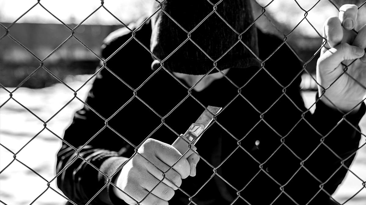 Πώς φτάσαμε στο να κουβαλούν οι μαθητές μαχαίρια στο σχολείο;