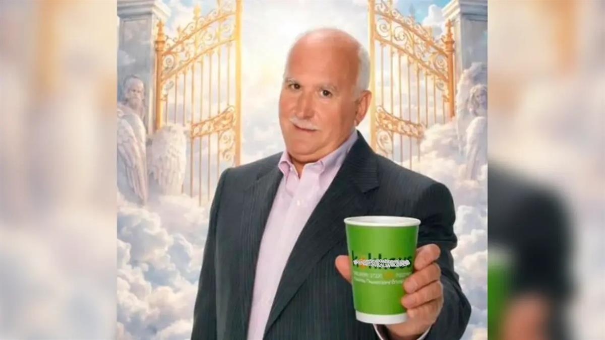 Σάλος με διαφήμιση μαγαζιού: δείχνει τον Γ. Παπαδάκη να πίνει καφέ στον Παράδεισο!