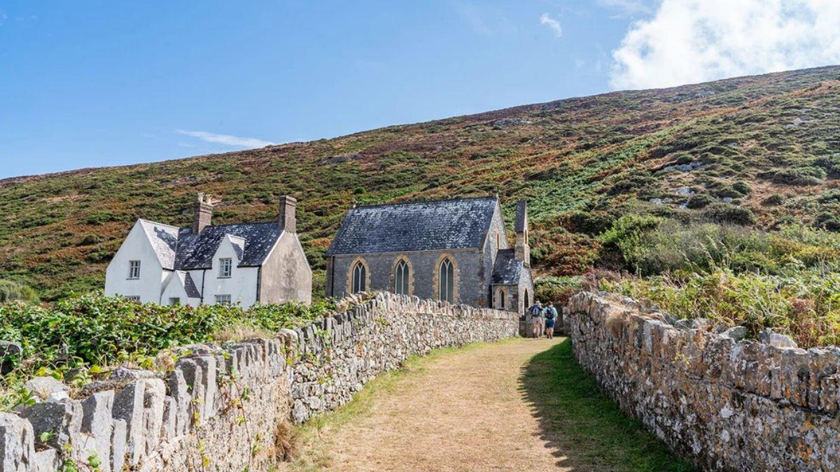 Ουαλία: παραμυθένιο νησί με μόλις 3 κατοίκους αναζητά εργαζόμενους!