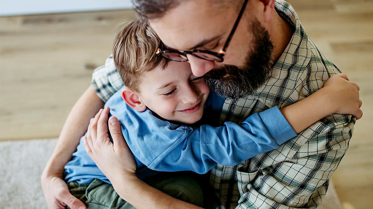 Το πιο συγκινητικό βίντεο: ένας μπαμπάς μαθαίνει στον γιο του πώς να διαχειρίζεται τον θυμό του