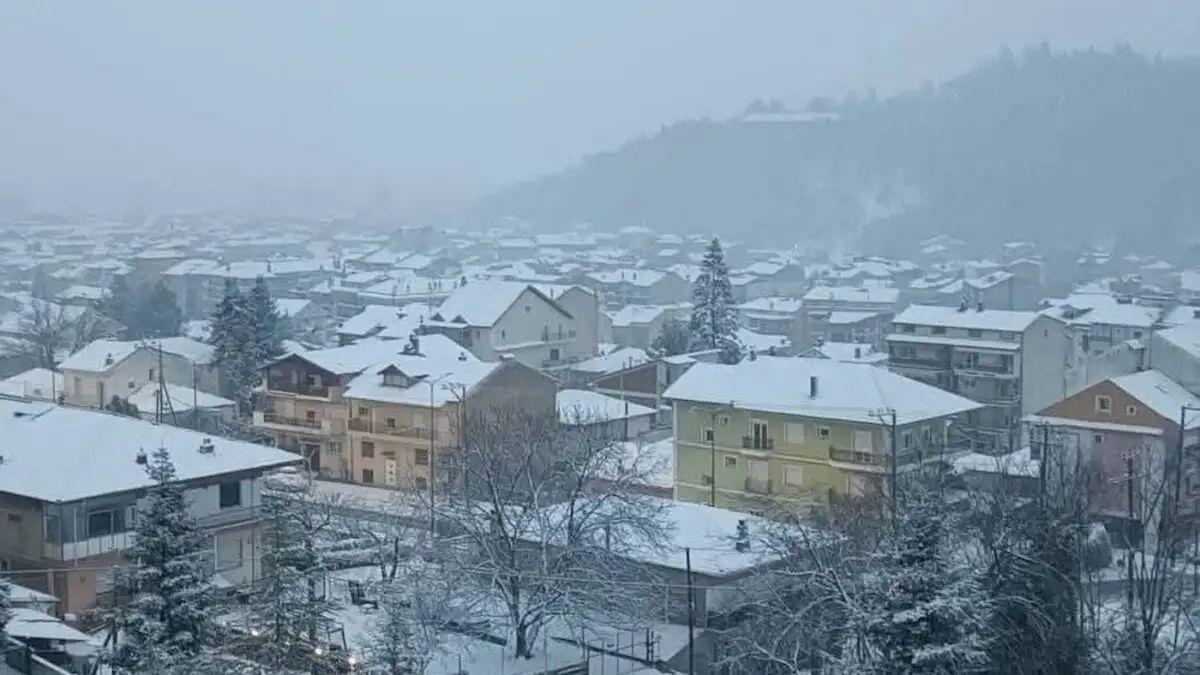 Στα λευκά η Ελλάδα: εντυπωσιακές εικόνες από Θεσσαλία, Μακεδονία, Πελοπόνησσο