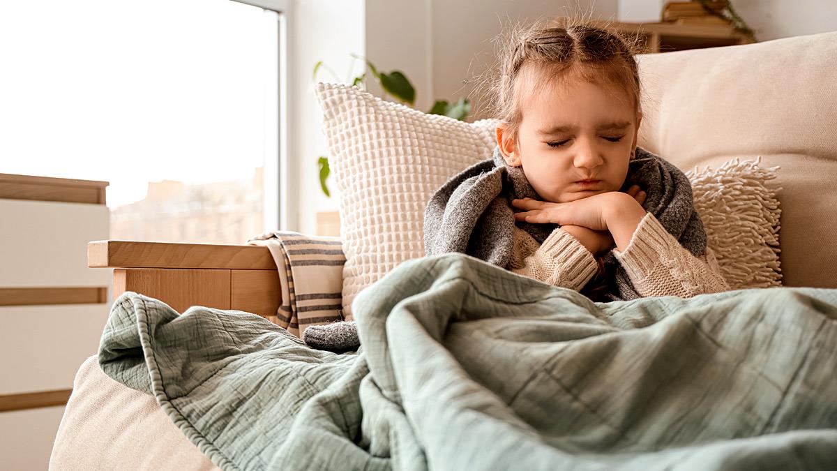 «Μαμά, πονάει ο λαιμός μου»: τι μπορεί να φταίει και πώς να ανακουφίσεις το παιδί