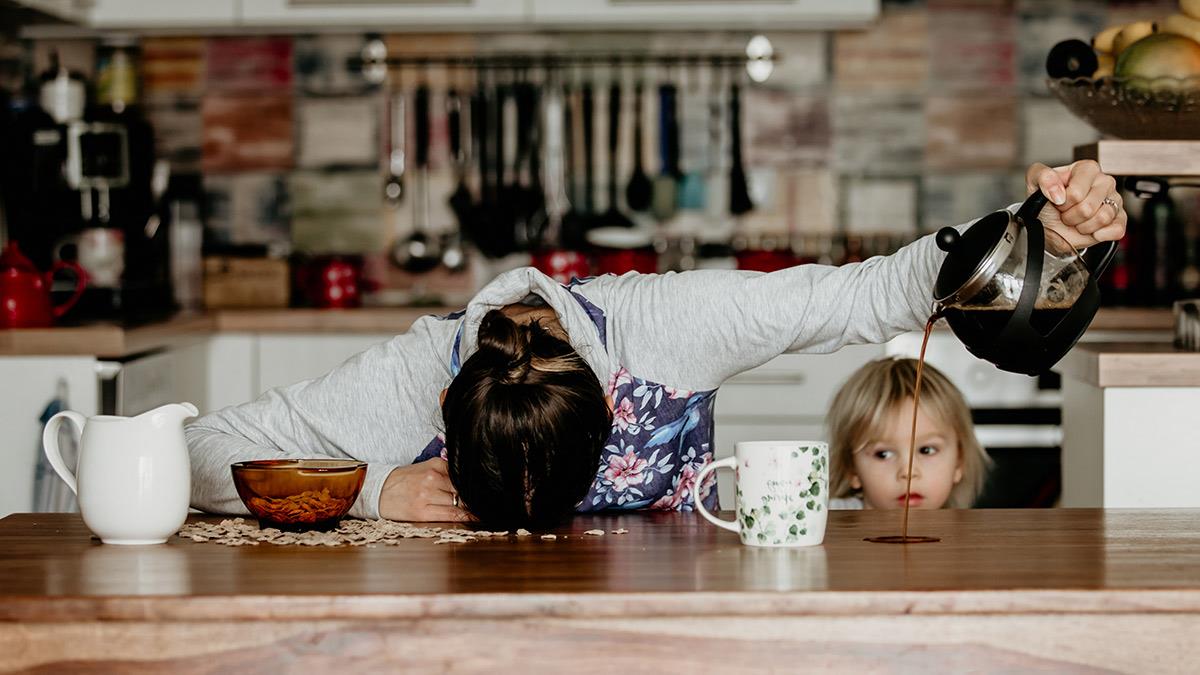 Να δουλεύεις σαν να μην έχεις παιδιά και να μεγαλώνεις παιδιά σαν να μην δουλεύεις: η αδύνατη καθημερινότητα μιας μαμάς