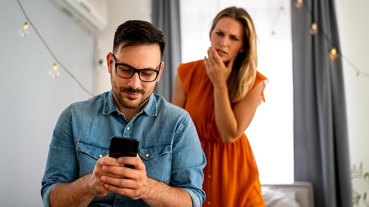 Έπιασα τον άντρα μου να στέλνει μηνύματα σε άλλη και δεν ξέρω πώς να το διαχειριστώ