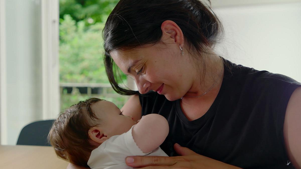 «Υπάρχουμε κι εμείς που δεν είχαμε σωστό μητρικό πρότυπο, αλλά γίναμε καλές μαμάδες»